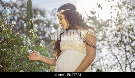 Belle femme enceinte dans le jardin. Banque D'Images