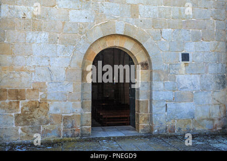 Passage parfait romane à l'entrée de l'Église cistercienne de Santa Maria de Aguiar, construite au 12ème siècle près du village historique de Cast Banque D'Images