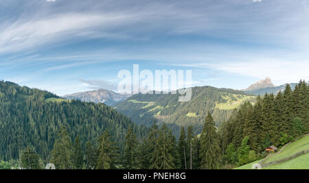 La Dolomite panorama paysage de montagne en Alta Badia avec des vallées verdoyantes et des forêts et sommets de montagnes derrière Banque D'Images