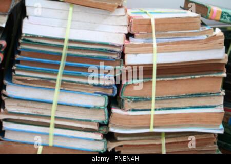 Focus floue avec pile de livres anciens utilisés dans la bibliothèque de l'école Banque D'Images