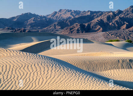 Panamint Dunes, Panamint Mountains dans la distance, la Death Valley National Park, California Banque D'Images