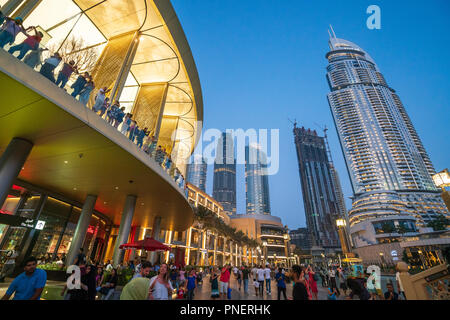 Soirée des foules de gens au Dubaï Mall à Dubaï, Émirats arabes unis. Banque D'Images
