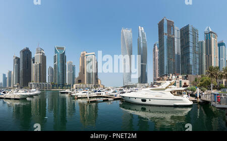 De nombreux tours d'appartements de haute élévation et gratte-ciel du quartier du port de plaisance de Dubaï, Émirats arabes unis, Émirats arabes unis. Banque D'Images