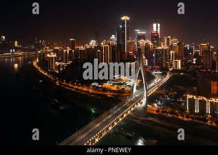 Vue aérienne du pont et de l'architecture urbaine de la ville de nuit à Chongqing, Chine. Banque D'Images