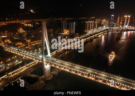 Vue aérienne du pont et de l'architecture urbaine de la ville de nuit à Chongqing, Chine. Banque D'Images