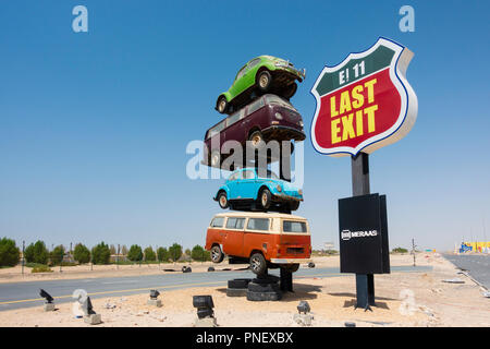 Vue d'une dernière sortie à thème américain fast-food drive-thru de service routier arrêt sur l'autoroute E11 entre Abu Dhabi et Dubaï, Émirats arabes unis, Émirats arabes unis Banque D'Images