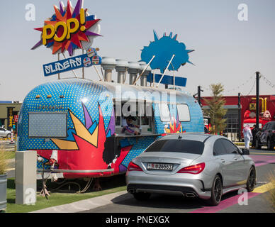 Vue d'une dernière sortie à thème américain fast-food drive-thru de service routier arrêt sur l'autoroute E11 entre Abu Dhabi et Dubaï, Émirats arabes unis, Émirats arabes unis Banque D'Images