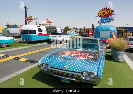 Vue d'une dernière sortie à thème américain fast-food drive-thru de service routier arrêt sur l'autoroute E11 entre Abu Dhabi et Dubaï, Émirats arabes unis, Émirats arabes unis Banque D'Images