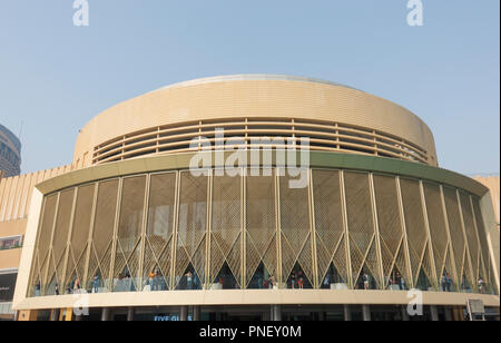 Extérieur de la nouvelle Apple Store dans le centre commercial de Dubaï à Dubaï, Émirats arabes unis. Banque D'Images