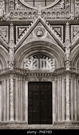 La Cathédrale de Sienne comme gros plan porte le célèbre monument en ville médiévale en Italie. Banque D'Images