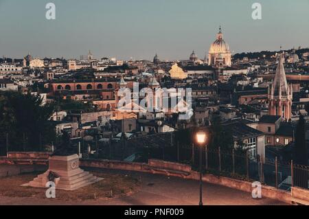 Ville de Rome avec des architectures historiques vu de la colline du Pincio terrasse. L'Italie. Banque D'Images