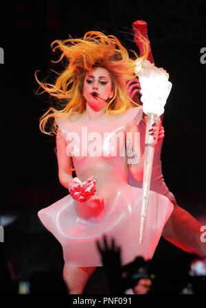 Lady Gaga se produit en concert lors de sa tournée Monster Ball à l'American Airlines Arena de Miami le 13 avril 2011. Banque D'Images