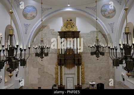 L'Arche de la Torah en bois penderie qui contient les rouleaux de la Torah juive à l'intérieur de la synagogue Hurva reconstruit aussi connu comme Hurvat Rabbi Yehudah he-Hassid au quartier juif de la vieille ville de Jérusalem Israël Banque D'Images