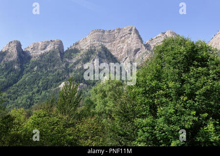 Les montagnes et le massif le long de la Voie verte à l'Alceu de Jaca, dans les Pyrénées aragonaises lac montagne Banque D'Images