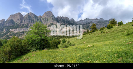 Les montagnes et le massif le long de la Voie verte à l'Alceu de Jaca, dans les Pyrénées aragonaises lac montagne Banque D'Images