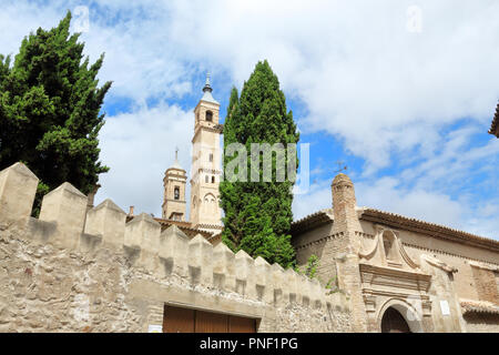 Le clocher de la Collégiale Sainte Marie ( Colegiata de Santa Maria), vu de la rue Goya street à Borja, une petite ville aragonaise en Espagne Banque D'Images