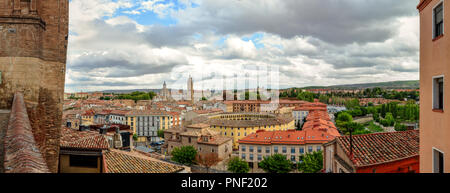 Un paysage de Tarazona prises à partir de l'Evêché, qui comprend les arènes (plaza de toros) et l'Eglise Nuestra Señora de la Huerta, Espagne Banque D'Images