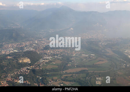 Paysage de la superficie de la vallée du Pô (Plaine Padana) avec les forêts, les montagnes, les champs cultivés et les villes, comme vu d'avion Banque D'Images