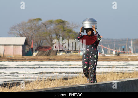 Nyadar cérémonie traditionnelle, la culture d'origine de sel agriculteurs du village ville Sumenep Pinggir Papas, Indonésie Banque D'Images