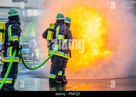 Pompiers en lutte contre l'incendie, l'incendie, l'exercice de simulation d'incendie Les incendies chimiques, Essen, Allemagne Banque D'Images