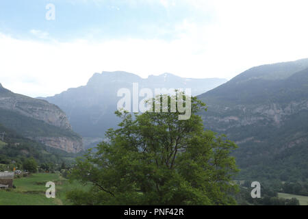 L'entrée, à l'aube, d'Ordesa Valley National Park (Parque Nacional de Ordesa y Monte Perdido), un milieu rural préserver avec hautes montagnes rocheuses, Espagne Banque D'Images