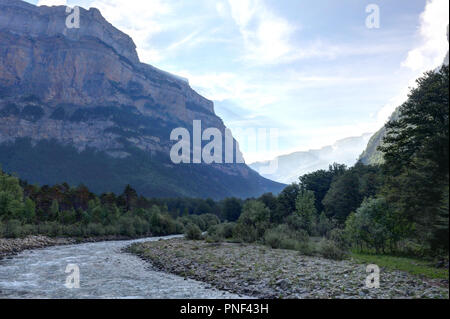 L'entrée, lors d'une aube brumeuse, de la vallée d'Ordesa (Parc Parque Nacional de Ordesa y Monte Perdido), un milieu rural préserver avec montagnes, Espagne Banque D'Images