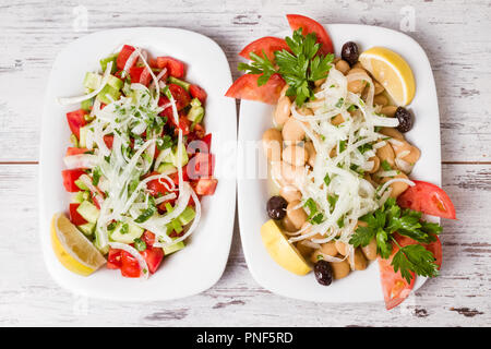 Salade traditionnelle turque piyaz avec l'oignon, le citron, la laitue et le poivre Banque D'Images