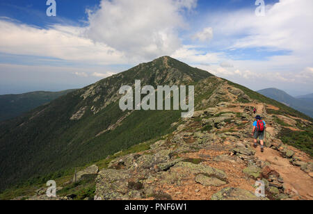 Trekking le long de la Franconie randonneur traverse la crête de la montagne, avec un paysage magnifique arrière-plan. Mont Lafayette, le Mont Lincoln, New Hampshire, USA Banque D'Images