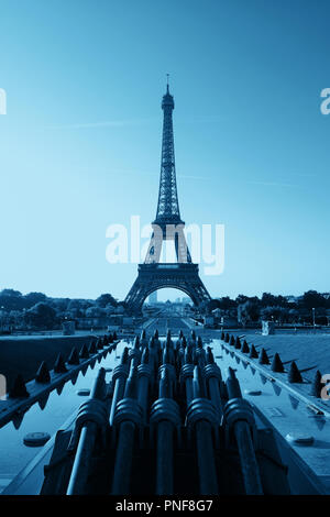 Tour Eiffel avec fontaine tuyau comme le célèbre monument de la ville à Paris Banque D'Images