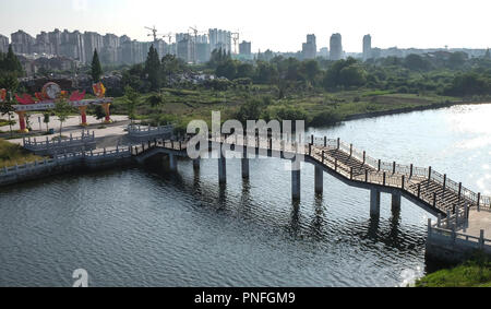 JUN 7, 2018, la Chine Hubei Jingzhou, les ponts et le lac à l'immense statue de Guan Yu. Banque D'Images