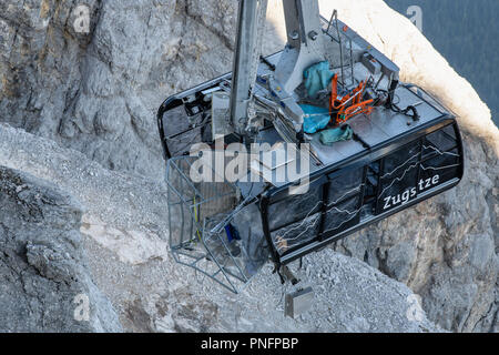 Grainau, Bavière. Sep 21, 2018. Le câble endommagé de la voiture du téléphérique Zugspitze est tiré jusqu'à la station supérieure de la Zugspitze pour sauver. Pas même les trois quarts d'un an après sa mise en service, d'un accident survenu au cours d'un exercice de routine a paralysé la nouvelle. Zugspitzbahn Au cours de l'exercice, une nacelle de sauvetage était précipité sur l'une des deux nouvelles cabines du téléphérique. Credit : Matthias Balk/dpa/Alamy Live News Banque D'Images