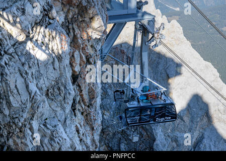 Grainau, Bavière. Sep 21, 2018. Le câble endommagé de la voiture du téléphérique Zugspitze est tiré jusqu'à la station supérieure de la Zugspitze pour sauver. Pas même les trois quarts d'un an après sa mise en service, d'un accident survenu au cours d'un exercice de routine a paralysé la nouvelle. Zugspitzbahn Au cours de l'exercice, une nacelle de sauvetage était précipité sur l'une des deux nouvelles cabines du téléphérique. Credit : Matthias Balk/dpa/Alamy Live News Banque D'Images