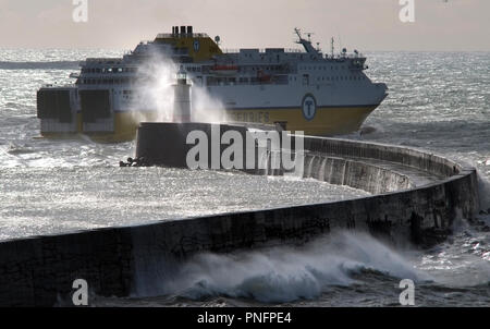 Newhaven, East Sussex, UK. 2er septembre 2018. De forts vents de tempête Bronagh frapper comme un brise-lames Newhaven ferry quitte pour Dieppe, France. © Peter Cripps/Alamy Live News Banque D'Images