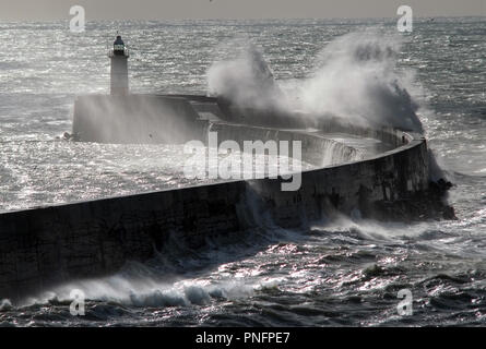 Newhaven, East Sussex, UK. 2er septembre 2018. De forts vents de tempête Bronagh frapper comme un brise-lames Newhaven ferry quitte pour Dieppe, France. © Peter Cripps/Alamy Live News Banque D'Images