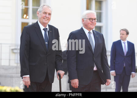 Berlin, Allemagne. Sep 21, 2018. Le Président tchèque Milos Zeman, à gauche, est accueillie avec les honneurs militaires par le Président allemand Frank-Walter Steinmeier au Château Bellevue à Berlin, Allemagne, le vendredi 21 septembre, 2018. Le président Zeman se termine trois jours de visite en Allemagne aujourd'hui. Credit : Ondrej Deml/CTK Photo/Alamy Live News Banque D'Images