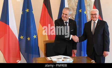 Berlin, Allemagne. Sep 21, 2018. Le Président tchèque Milos Zeman, gauche, serrer la main avec le Président allemand Frank-Walter Steinmeier au Château Bellevue à Berlin, Allemagne, le vendredi 21 septembre, 2018. Le président Zeman se termine trois jours de visite en Allemagne aujourd'hui. Credit : Ondrej Deml/CTK Photo/Alamy Live News Banque D'Images