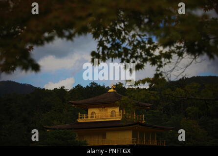 Kyoto, Kyoto, la Chine. Sep 21, 2018. Japan-Kinkaku jiÃ, Kyoto-¯Â¼Å'également connu sous le nom de ''Temple du pavillon d'Or'', officiellement appelé Rokuon-ji, est un temple bouddhiste Zen à Kyoto, au Japon. C'est l'un des bâtiments les plus populaires au Japon, attirant un grand nombre de visiteurs chaque année. Il est désigné comme un lieu historique national, un Spécial Spécial National et du paysage est l'un des 17 endroits qui constituent les Monuments historiques de l'ancienne Kyoto qui sont des sites du patrimoine mondial. Crédit : SIPA Asie/ZUMA/Alamy Fil Live News Banque D'Images