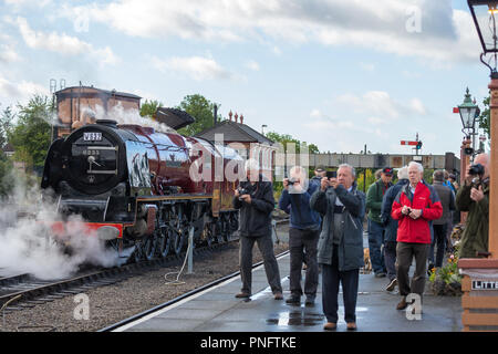 Kidderminster, Royaume-Uni. 21 septembre 2018. Le deuxième jour du gala à vapeur d'automne du Severn Valley Railway accueille des foules enthousiastes qui affluent vers la gare de Kidderminster SVR. Malgré les averses de pluie, les passionnés de train saisissent à chaque occasion la mémoire d'aujourd'hui de ces magnifiques locomotives à vapeur britanniques, en particulier 6233 Duchesse de Sutherland qui a l'air resplendissante dans sa belle décoration pourpre. Crédit : Lee Hudson/Alay Live News Banque D'Images