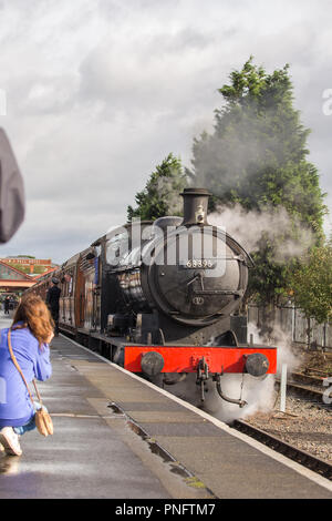 Kidderminster, UK. 21 Septembre, 2018. Deux jours de Severn Valley Railway's Automne Gala à vapeur voit foules excitées s'assemblant à Kidderminster SVR gare ferroviaire patrimoniale. Malgré les averses de pluie, les amateurs de trains en toute occasion, de mémoire d'aujourd'hui la capture de ces locomotives à vapeur britannique en visite colossale. En prêt à la North York Moors Railway, le Q6 moteur à vapeur 63395 attend aux côtés de la plate-forme prête pour le départ. Credit : Lee Hudson/Alamy Live News Banque D'Images