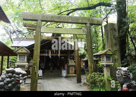 Kyoto, Kyoto, la Chine. Sep 21, 2018. Kyoto, Japan-Fushimi Inari Taisha est le chef de culte du dieu Inari, situé dans le quartier de Fushimi, à Kyoto, au Japon. Le sanctuaire se trouve à la base d'une montagne également nommé Inari qui est 233 mètres (764 ft) au-dessus du niveau de la mer, et comprend des sentiers jusqu'à la montagne pour de nombreux petits sanctuaires qui s'étendent sur 4 kilomètres (2,5 mi) et prendre environ 2 heures de marche. Credit : ZUMA Press, Inc./Alamy Live News Banque D'Images