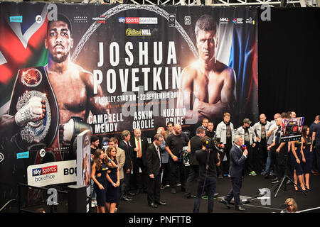 Londres, Royaume-Uni. 21 septembre 2018. Ring announcer Michael tampon à la pesée officielle, au Business Design Centre à Islington, en avant de l'Anthony Joshua Alexander Povetkin vs world-lourds lutte. Povetkin est le challenger obligatoire pour le titre WBA de Joshua Joshua et le défendra aussi son Super WBA, IBF, WBO et IBO courroies lorsque les deux combattants rencontrez dans l'anneau au stade de Wembley, le 22 septembre. Crédit : Stephen Chung / Alamy Live News Banque D'Images