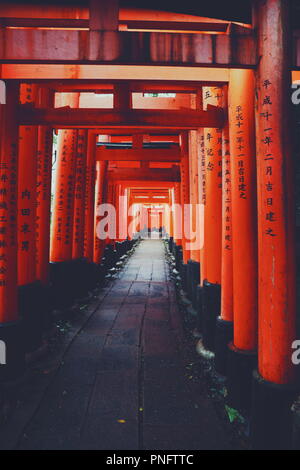 Kyoto, Kyoto, la Chine. Sep 21, 2018. Kyoto, Japan-Fushimi Inari Taisha est le chef de culte du dieu Inari, situé dans le quartier de Fushimi, à Kyoto, au Japon. Le sanctuaire se trouve à la base d'une montagne également nommé Inari qui est 233 mètres (764 ft) au-dessus du niveau de la mer, et comprend des sentiers jusqu'à la montagne pour de nombreux petits sanctuaires qui s'étendent sur 4 kilomètres (2,5 mi) et prendre environ 2 heures de marche. Credit : ZUMA Press, Inc./Alamy Live News Banque D'Images