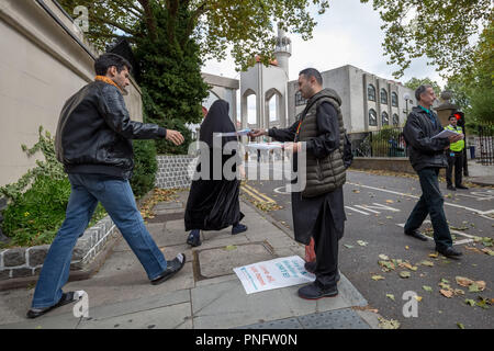 Londres, Royaume-Uni. 21 Septembre, 2018. Leafletting LGBT à l'extérieur de la mosquée de Regent's Park. Militant des droits de l'homme Peter Tatchell et LGBT Musulmans continuent leur campagne de solidarité musulmane-LGBT avec une distribution de tracts de protestation devant la mosquée centrale de Londres, affirmant qu'il n'y a aucun fondement dans le Coran pour la persécution des Musulmans LGBT +. Crédit : Guy Josse/Alamy Live News Banque D'Images