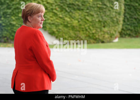 Berlin, Allemagne. Sep 21, 2018. La chancelière allemande Angela Merkel attend que le président tchèque Milos Zeman qui va la rencontrer pour débattre de l'Union européenne, les relations avec les USA et la Russie, de la migration, à l'intérieur de sa visite officielle de l'Allemagne, le vendredi 21 septembre, 2018 à Berlin, Allemagne. Credit : Ondrej Deml/CTK Photo/Alamy Live News Banque D'Images