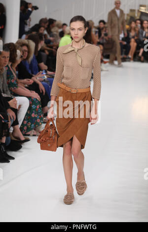 Milan, Italie. Sep 21, 2018. Un modèle présente une création de Tod's au cours de la Fashion Week de Milan Printemps-été 2019 à Milan, Italie, le 21 septembre, 2018. Credit : Alberto Lingria/Xinhua/Alamy Live News Banque D'Images