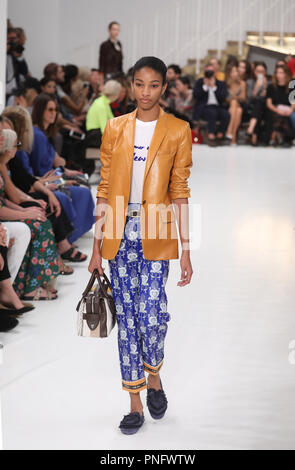 Milan, Italie. Sep 21, 2018. Un modèle présente une création de Tod's au cours de la Fashion Week de Milan Printemps-été 2019 à Milan, Italie, le 21 septembre, 2018. Credit : Alberto Lingria/Xinhua/Alamy Live News Banque D'Images