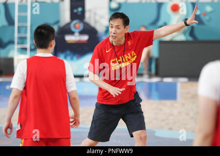 Tenerife, Espagne. Sep 21, 2018. Entraîneur Xu Limin (R) donne des instructions au cours de la formation avant la FIBA 2018 Coupe du Monde féminine de basket-ball à Quico Cabrera Arena à Santa Cruz de Tenerife, Espagne, 21 septembre 2018. La FIBA 2018 Coupe du Monde féminine de basket-ball aura lieu à Santa Cruz de Tenerife de l'Espagne à partir du 22 septembre au 30. Credit : Zheng Huansong/Xinhua/Alamy Live News Banque D'Images