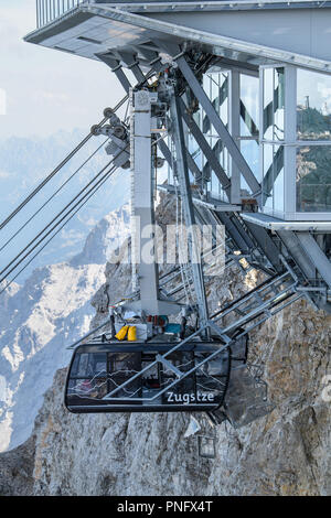 Grainau, Bavière. Sep 21, 2018. La télécabine de la téléphérique Zugspitze qui a eu un accident, suspendu à la gare supérieure de la Zugspitze après le sauvetage. Pas même les trois quarts d'un an après la mise en service, d'un accident survenu au cours d'un exercice de routine a paralysé le nouveau téléphérique Zugspitze. Une nacelle de sauvetage avait glissé sur l'une des deux nouvelles cabines du téléphérique au cours de l'exercice. Credit : Matthias Balk/dpa/Alamy Live News Banque D'Images