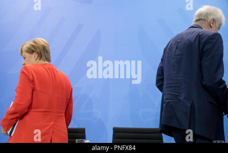 Berlin, Allemagne. 21 septembre 2018, Berlin : la chancelière allemande Angela Merkel (CDU) et Horst Seehofer (CSU), Ministre fédéral de l'intérieur, l'habitat et la construction, en laissant la conférence de presse après le sommet d'habitation à la Chancellerie fédérale. L'ordre du jour comprenait des discussions avec des experts et des politiciens sur la question du logement abordable, en réduisant les coûts de construction et d'assurer une main-d'œuvre qualifiée. Photo : Michael Kappeler/dpa dpa : Crédit photo alliance/Alamy Live News Banque D'Images