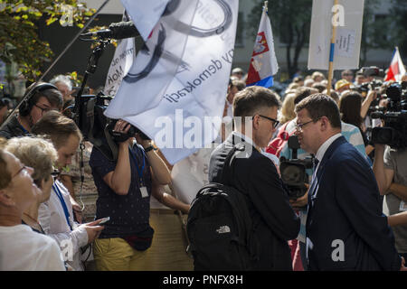 Varsovie, Mazowieckie, Pologne. Sep 21, 2018. Le célèbre juge Igor Tuleya vu l'extérieur de l'administration centrale du Conseil judiciaire en attente d'être admis dans le bâtiment pour son interrogatoire pendant la manifestation.Le Réseau européen des Conseils de la justice a suspendu l'KRS Conseil judiciaire national polonais de son appartenance exprimé des réserves sur son indépendance à la lumière des dernières réformes judiciaires du gouvernement polonais. Certains de l'appareil judiciaire des représentants de diverses associations judiciaires critiqués publiquement les réformes. En réponse, le nouveau KRS a entrepris des procédures disciplinaires à l'un Banque D'Images